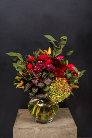 
            
                Load image into Gallery viewer, Red Signature Bouquet
            
        